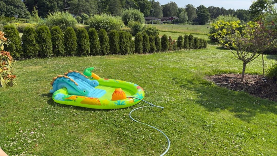 Plen med slitasje etter basseng og vannlek